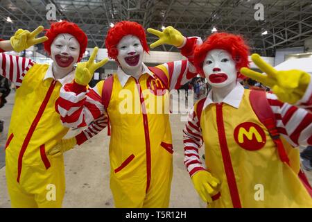 Chiba, Japon. Apr 27, 2019. Les cosplayeurs déguisés en Ronald McDonald posent pour une photo pendant la Niconico Chokaigi festival à Makuhari Messe Convention Center. Niconico Chokaigi annuel est organisé par le plus grand site de vidéos Niconico social pour créer du Niconico monde virtuel dans la vie réelle. L'exposition réunit des artistes de la culture traditionnelle japonaise, de jeux vidéo, anime les créateurs, les musiciens de j-pop et cosplayers. Demande d'organisateurs d'attirer 150 000 visiteurs durant les deux jours de festival. Credit : Rodrigo Reyes Marin/ZUMA/Alamy Fil Live News Banque D'Images