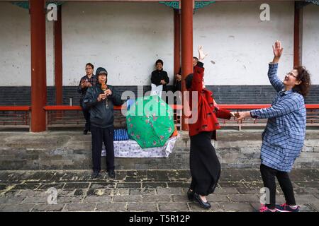 Beijing, Chine. Apr 24, 2019. Photo prise le 24 avril 2019 montre aux visiteurs de rire et danser dans le Palais d'été de Beijing, capitale de la Chine. Credit : Zhang Haofu/Xinhua/Alamy Live News Banque D'Images