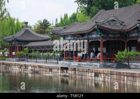 Beijing, Chine. Apr 24, 2019. Les visiteurs reste dans un couloir dans le Palais d'été de Beijing, capitale de Chine, le 24 avril 2019. Credit : Zhang Haofu/Xinhua/Alamy Live News Banque D'Images