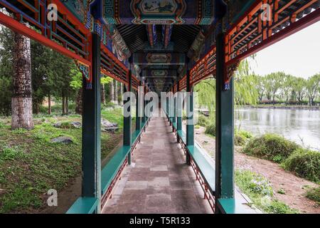 Beijing, Chine. Apr 24, 2019. Photo prise le 24 avril 2019 montre le Long Couloir, une allée couverte, dans le Palais d'été de Beijing, capitale de la Chine. Credit : Zhang Haofu/Xinhua/Alamy Live News Banque D'Images