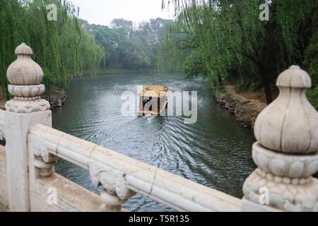 Beijing, Chine. Apr 24, 2019. Un bateau est vu dans le Palais d'été de Beijing, capitale de Chine, le 24 avril 2019. Credit : Zhang Haofu/Xinhua/Alamy Live News Banque D'Images