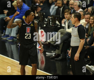 Los Angeles, CA, USA. Apr 26, 2019. LA Clippers guard Lou Williams # 23 # 16 officiel se disputer avec David Guthrie pendant la partie 6 de la Golden State Warriors vs Los Angeles Clippers série éliminatoires au Staples Center le 26 avril 2019. (Photo par Jevone Moore) Credit : csm/Alamy Live News Banque D'Images