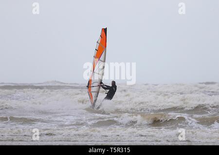 Le carrossage, East Sussex, UK. 27 avr, 2019. Météo France : avec le Royaume-Uni pour des vents de jusqu'à 75 mi/h dans certaines régions du pays ces kitesurfers et surfeurs avec le plus d'expérience pour prendre les vagues sur une très venteux et froid matin. © Paul Lawrenson, 2019 Crédit photo : Paul Lawrenson/Alamy Live News Banque D'Images