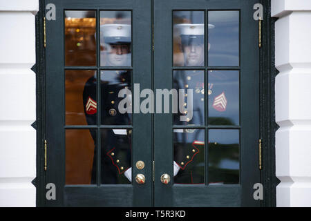 Washington, District de Columbia, Etats-Unis. Apr 26, 2019. Les marines se préparent à ouvrir les portes avant de nous Président Donald J. Trump et la Première Dame Melania Trump de souhaits Le Premier ministre japonais Shinzo Abe et la Première Dame Akie Abe à le portique sud de la Maison Blanche à Washington, DC, USA, 26 avril 2019. Le président Trump est l'hôte d'un dîner pour le premier ministre Abe et sa femme célèbre Première Dame Melania Trump's 49th birthday Crédit : Shawn Thew/CNP/ZUMA/Alamy Fil Live News Banque D'Images