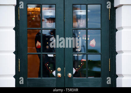 Les marines se préparent à ouvrir les portes avant de nous Président Donald J. Trump et la Première Dame Melania Trump de souhaits Le Premier ministre japonais Shinzo Abe et la Première Dame Akie Abe à le portique sud de la Maison Blanche à Washington, DC, USA, 26 avril 2019. Le président Trump est l'hôte d'un dîner pour le premier ministre Abe et sa femme célèbre Première Dame Melania Trump's 49e anniversaire. Credit : Shawn Thew/piscine par CNP /MediaPunch Banque D'Images