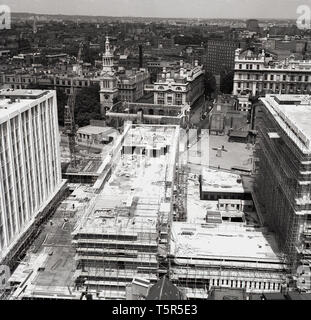 Années 1960, historique, photo montre de grandes, des tours d'immeubles de bureaux "moderne" en cours de construction à Londres. Cette décennie a vu un boom de bureau géant ou la construction en forme de tour dans la ville, plusieurs étant construit dans le soi-disant "brutaliste" style design à l'aide de panneaux en béton et les fenêtres. Banque D'Images