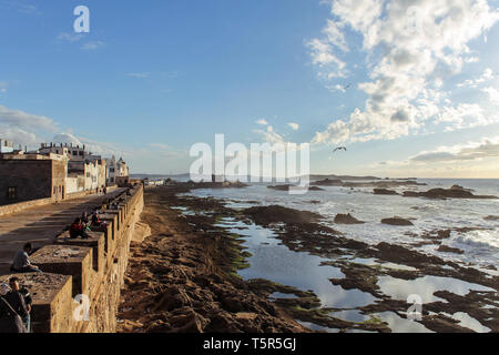 Voir d'Essaouira au coucher du soleil. La vieille partie de la ville est le patrimoine mondial de l'UNESCO. Les touristes et les habitants sont pour le coucher du soleil sur les vieux murs de Banque D'Images