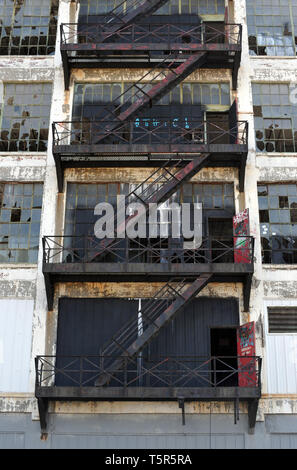 Détail d'un escalier de secours à l'extérieur de l'usine Fisher Body abandonnés 21 à Detroit, MI. La carrosserie automobile a été construit en 1919. Banque D'Images