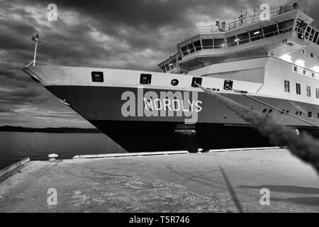 Moody photo noir et blanc de la proue du navire Hurtigruten, MS NORDLYS, amarré à Rørvik au crépuscule. Norvège. Banque D'Images