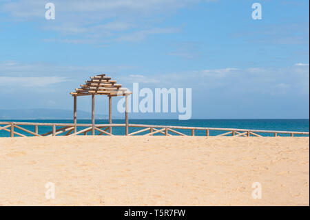 Structure en bois sur la plage de sable vide avec ciel bleu et la mer Banque D'Images