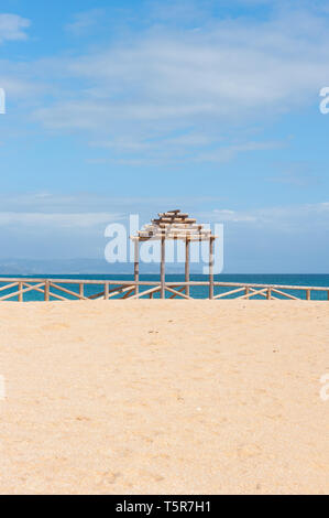 Structure en bois sur la plage de sable vide avec ciel bleu et la mer Banque D'Images
