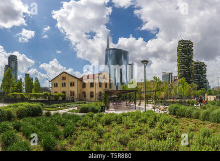 Le récemment ouvert Parc 'Biblioteca degli alberi' à Milan. Dans l'arrière-plan l'Unicredit et Bosco verticale de gratte-ciel. Italie Banque D'Images