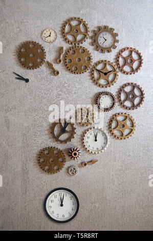 Pièces d'horloge dont les mains les engrenages et pignons faite en forme de point d'interrogation Banque D'Images