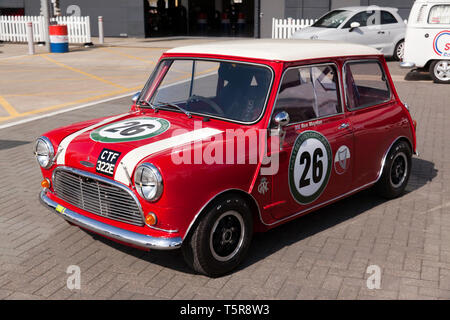 Trois-quart vue avant du Ron Maydons 1965 Austin Mini Cooper S, sur l'affichage à la Journée des médias 2019 Silverstone Classic Banque D'Images