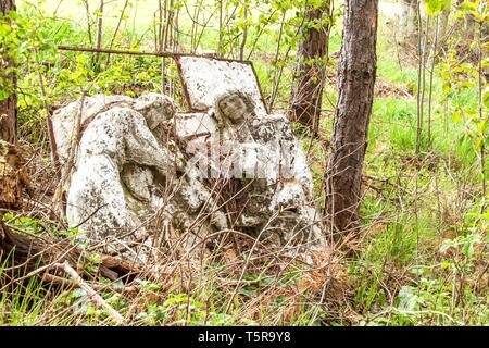 Ancienne statue. La partie émiettée du Chemin de Croix dans la forêt. L'impact de la météo. Banque D'Images