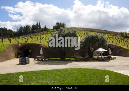 Bella vignobles et caves à vin à l'extrémité nord de la vallée du ruisseau à sec dans le nord du Comté de Sonoma est le foyer de collines couvertes de vignes Banque D'Images