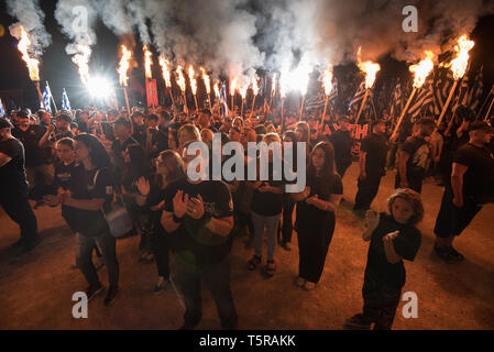 Thermopyles, Grèce. 3ème Sep 2016. Les partisans d'Aube dorée tenir torches allumées en face du roi Léonidas monument à un rassemblement pour honorer les morts de la bataille des Thermopyles Thermopyles, en Grèce. Crédit : Nicolas Koutsokostas/Alamy Stock Photo. Banque D'Images