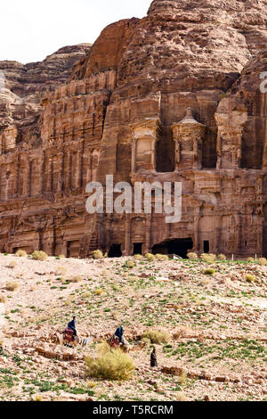 Une famille est en train de faire un tour de chameau est un Bédouin, tout en les conduisant dans le magnifique site archéologique de Pétra. Banque D'Images