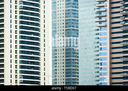 Vue rapprochée de certains gratte-ciel modernes et des tours. La Marina de Dubaï, Dubaï, Émirats arabes unis, l'UEA. Banque D'Images