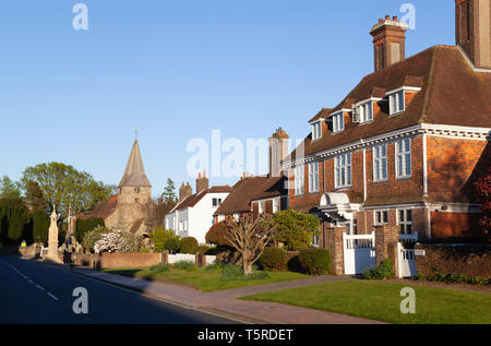 'Historique Rampyndene' house et St Bartholomew's Church le long de la High Street, Burwash, East Sussex, Angleterre, Royaume-Uni, Europe Banque D'Images