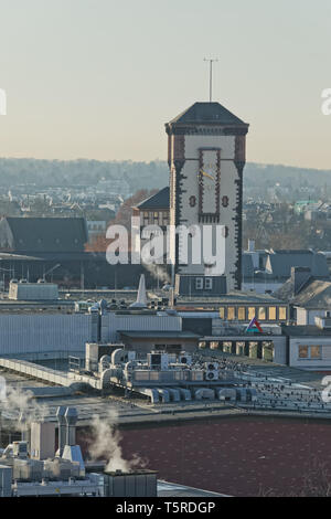Francfort Langer Franz tower vue aérienne en hiver matin Banque D'Images