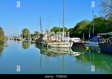 Lydney Harbour au large de l'estuaire de Severn avec quelques bateaux en décomposition Banque D'Images