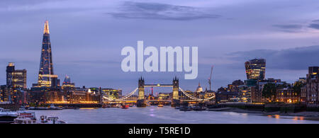 Vue panoramique de Londres, y compris le Tower Bridge et le fragment, prises au crépuscule. Banque D'Images