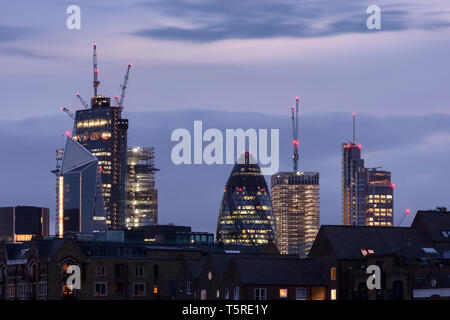 Tour de blocs dans la ville de Londres illuminée au crépuscule. Banque D'Images