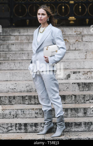 Paris, France - 04 mars 2019 : Street style outfit - Pernille Teisbaek après un défilé de mode pendant la Fashion Week de Paris - PFWFW19 Banque D'Images