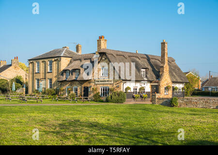 Le pub du village de caractère Wicken près de Wicken Fen, Cambridgeshire, Angleterre, Royaume-Uni. Banque D'Images