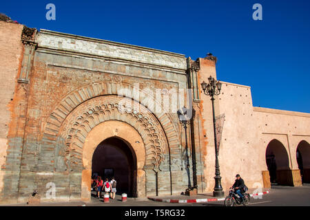 Bab Agnaou gate entrez les touristes à Marrakech, Maroc. La porte est l'entrée de la kasbah de la médina de Marrakech Banque D'Images