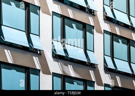 Stores fermé sur la façade de l'immeuble moderne , des parasols / auvents Banque D'Images