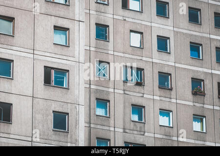 Fenêtres sur la façade de l'immeuble, fait avec dalles préfabriquées en béton - Banque D'Images