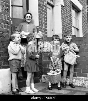 27 septembre 1968, Londres du sud-est. Les enfants de donner des paniers de nourriture de charité pour les personnes âgées. Photo par Tony Henshaw Banque D'Images