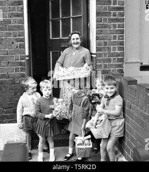 27 septembre 1968, Londres du sud-est. Les enfants de donner des paniers de nourriture de charité pour les personnes âgées. Photo par Tony Henshaw Banque D'Images