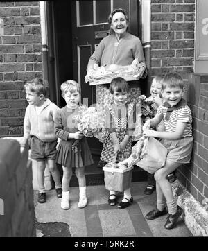 27 septembre 1968, Londres du sud-est. Les enfants de donner des paniers de nourriture de charité pour les personnes âgées. Photo par Tony Henshaw Banque D'Images