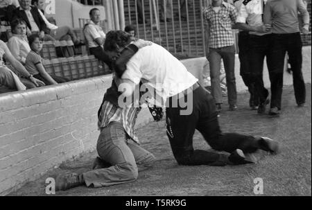 Millwall Football Club, coup de froid Lane, 1978. Les hooligans du football d'être arrêtés et expulsés du stade par la police lors d'un match. Banque D'Images