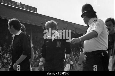 Millwall Football Club, coup de froid Lane, 1978. Les arbitres ont une escorte de police au cours de certains troubles comme la foule. Banque D'Images