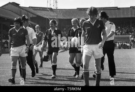 Millwall Football Club, coup de froid Lane, 1978. Les arbitres ont une escorte de police au cours de certains troubles comme la foule. Banque D'Images