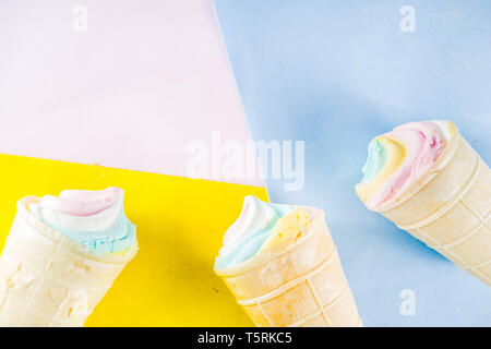 Rainbow unicorn pastel multicolores de la crème glacée. Trois glaces colorées cônes alvéolés sur fond lumineux copy space Banque D'Images