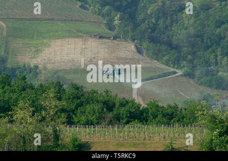 Les besoins de la photo. La pulvérisation aérienne d'archives en hélicoptère sur les vignobles, de l'Italie. Banque D'Images