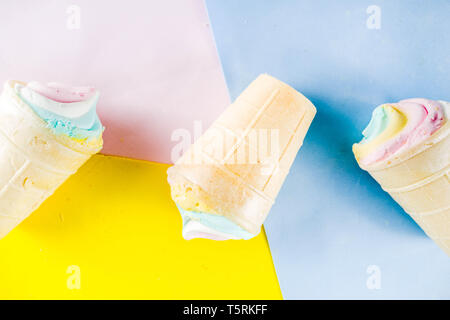 Rainbow unicorn pastel multicolores de la crème glacée. Trois glaces colorées cônes alvéolés sur fond lumineux copy space Banque D'Images