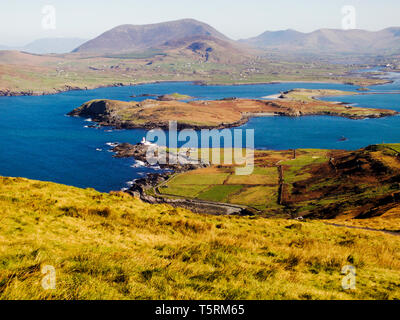 Vue depuis l'île de Valentia vers Cahirciveen avec Beginish Island ci-dessous.Le comté de Kerry, Irlande. Banque D'Images