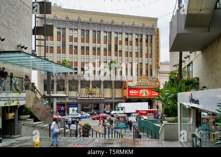 LOS ANGELES, États-Unis - 21 MAI 2018 : Disney et Ghirardelli signes dans Hollywood boulevard Banque D'Images