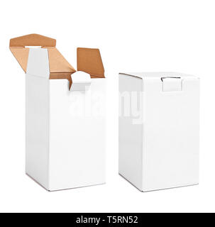 Boîtes en carton vide vertical réel ouvert et fermé isolé sur blanc avec clipping path Banque D'Images