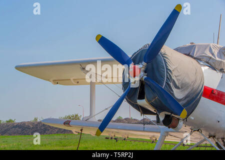 Petit avion sur l'aéroport privé près de ville de Smederevo, Serbie Banque D'Images