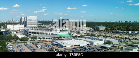 Vue aérienne d'immeubles de bureaux et occupé I-10 dans la circulation côté ouest de Houston, Texas, USA. Banque D'Images