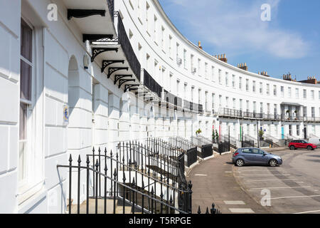 Terrasse de maisons géorgiennes sur le Royal Crescent Angleterre Gloucestershire Cheltenham Spa GO UK EU Europe Banque D'Images