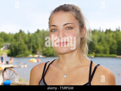 Portrait de jolie jeune femme naturelle avec de superbes yeux en plein air Banque D'Images