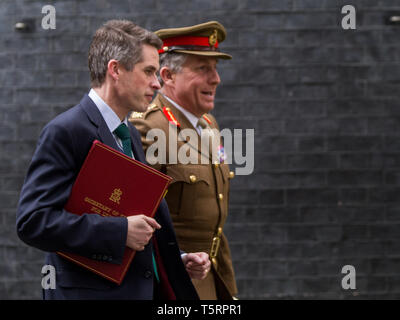 Les ministres partent Downing Street après réunion du Cabinet. Comprend : Gavin Williamson CEPB MP, le général Sir Nicholas Patrick Carter, KCB, CBE, DSO, ADC. Où : London, Royaume-Uni Quand : 26 Mar 2019 Crédit : Wheatley/WENN Banque D'Images